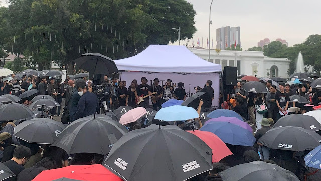 Kekuasaan yang Terkutuk